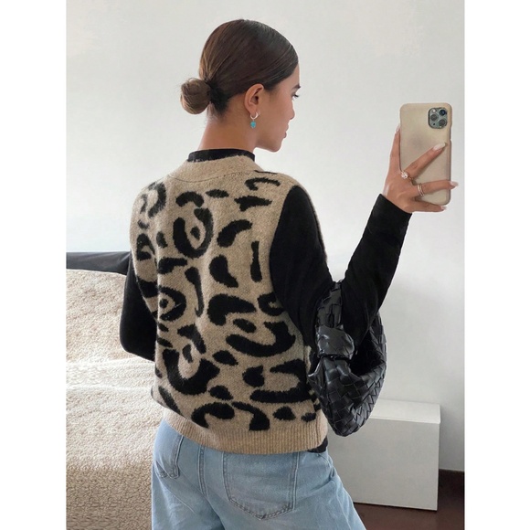Animal Print Cheetah Leopard Knit Button Up Vest Sweater Top Sleeveless - Picture 6 of 11